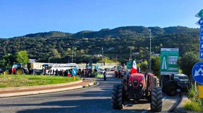 protesta agricoltori trattori svincolo