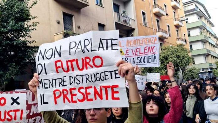 protesta studenti cosenza caro vita